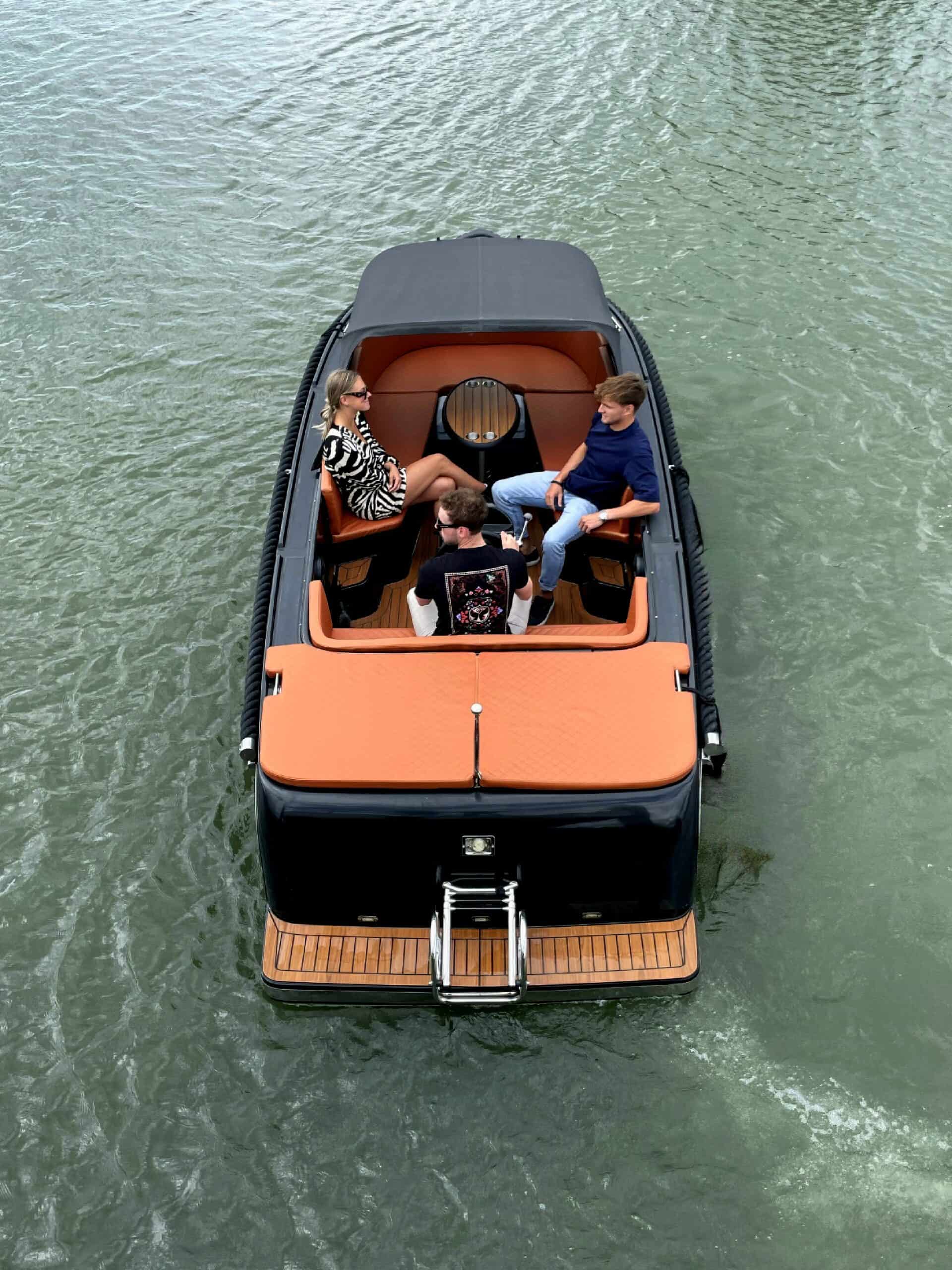 3 personen aan het varen met de Lago Amore