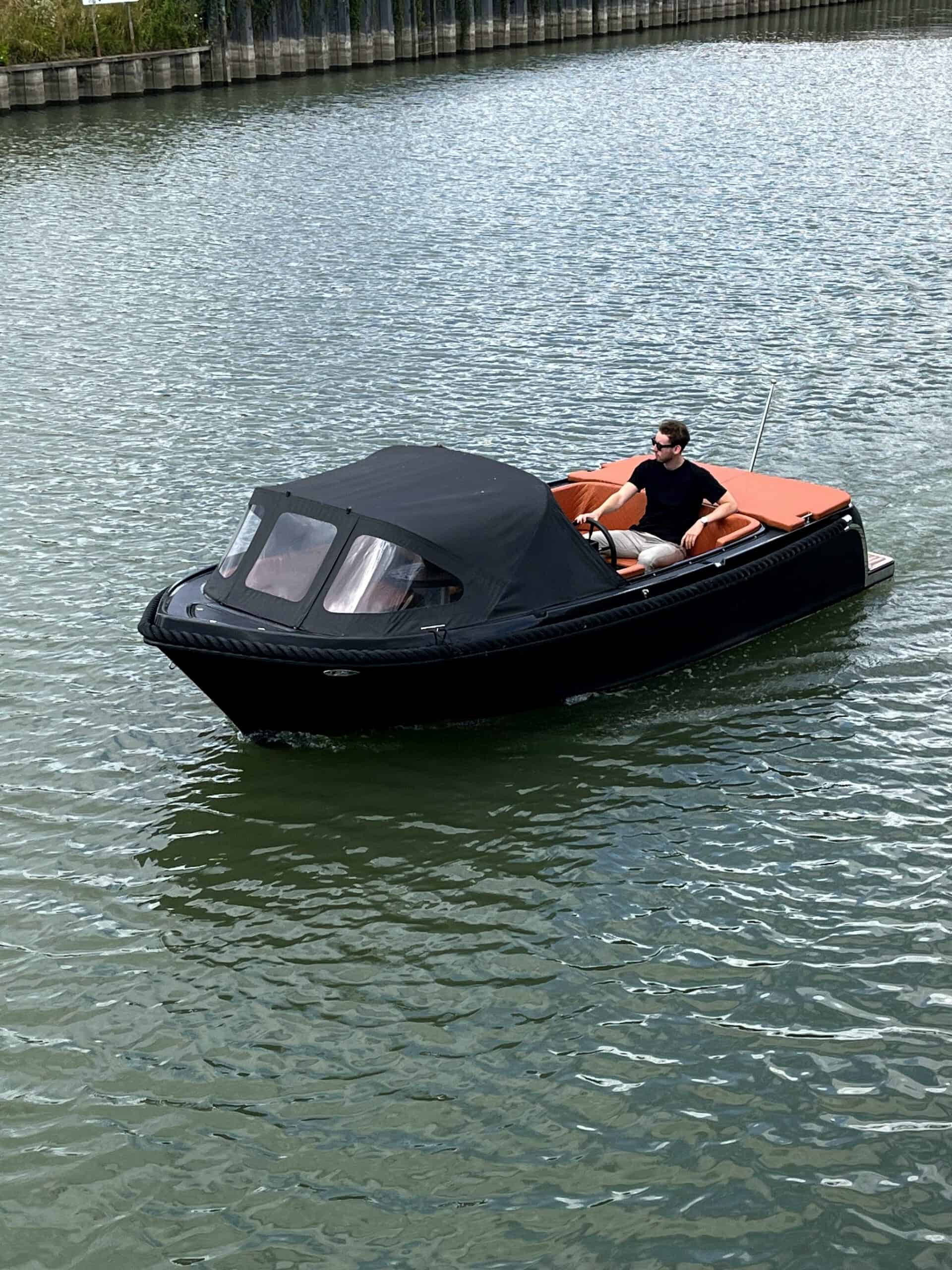 Alleen aan boord van de Lago Amore 590 op de Reeuwijkse Plassen