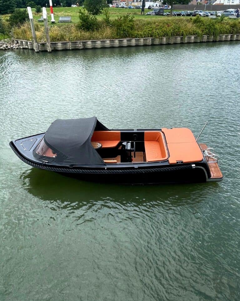 Een lege sloep op de Reeuwijkse Plassen
