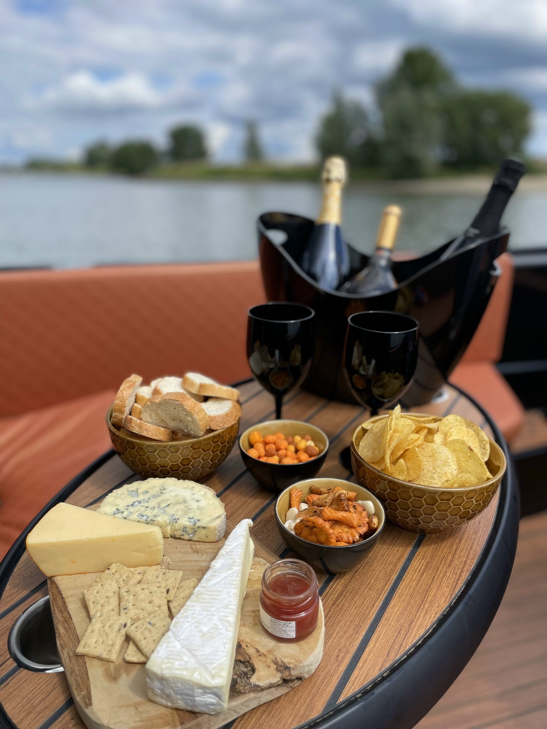 Kaasplateau, borrelplankje & flessen wijn aan boord van de Lago Amore op de Reeuwijkse Plassen